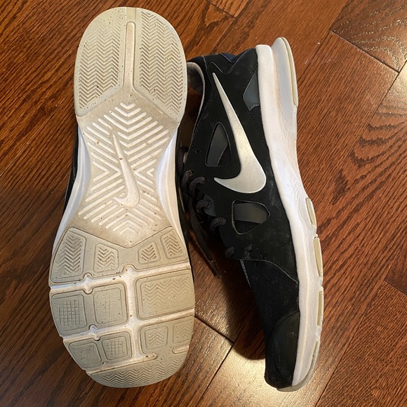 Women’s Nike Training Sneakers - Picture 4 of 6